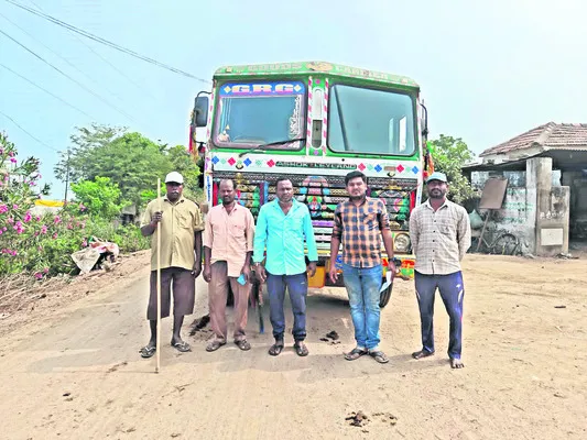 మొరం టిప్పర్ల అడ్డగింత 