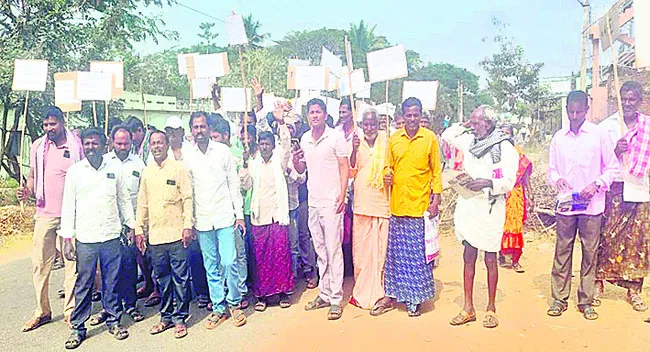 యూరియా కోసంరోడ్డెక్కిన రైతులు 