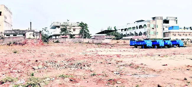 జాగా ఇవ్వలే.. బిల్లులు రాలే..