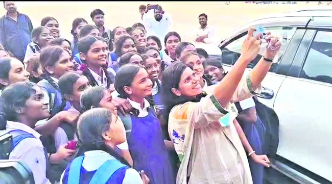 విద్యార్థినులతో సెల్ఫీ 