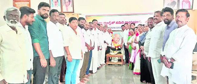 మహాత్మా గాంధీకి ఘన నివాళి 