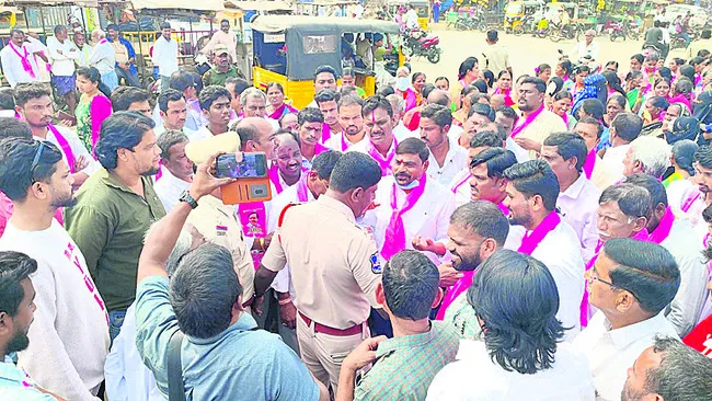 నామినేషన్‌ కేంద్రం వద్ద ఉద్రిక్తత