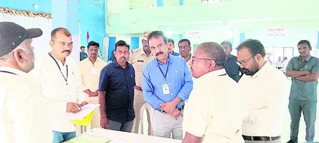 నామినేషన్‌ పత్రాలను పరిశీలించాలి 