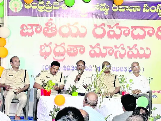 ట్రాఫిక్‌ నిబంధనలు పాటించాలి 