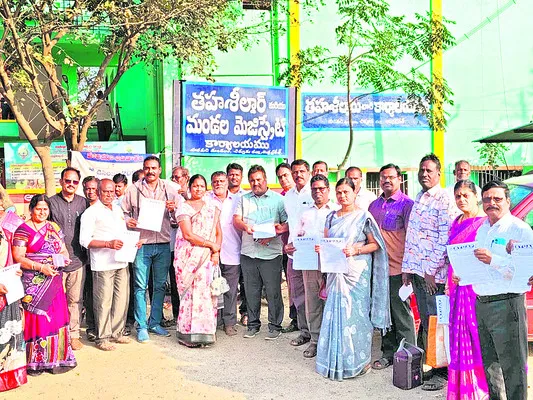 టీచర్ల హామీలు నెరవేర్చండి 