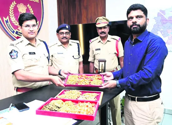 రూ.7 కోట్ల చోరీ సొత్తు అందజేత 