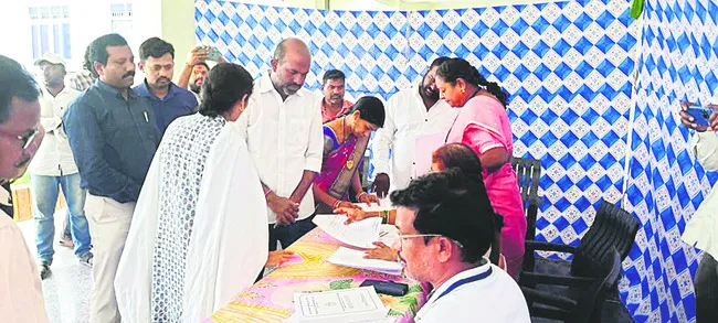 గెజిటెడ్‌ సంతకాల కోసం పరుగులు 