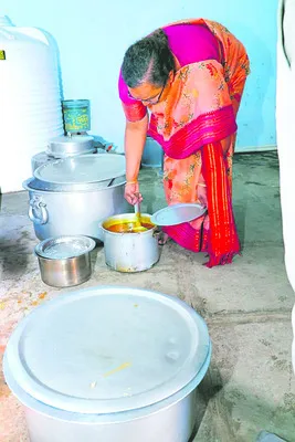 మెనూ ప్రకారమే భోజనం అందించాలి 