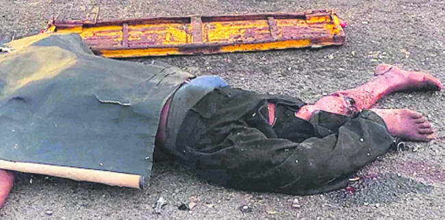 రోడ్డు ప్రమాదంలో డ్రైవర్‌ దుర్మరణం 