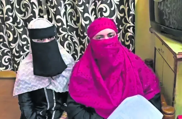 టీడీపీ కౌన్సిలర్‌ వేధిస్తున్నాడు 