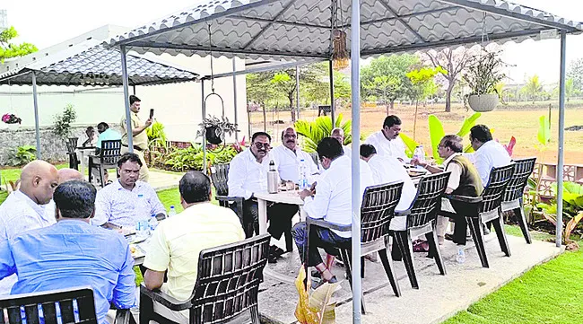 నార్త్‌ ఈస్ట్‌ కేఫ్‌లో మద్యం సిట్టింగ్‌