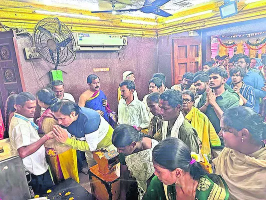 బాసరలో భక్తుల సందడి