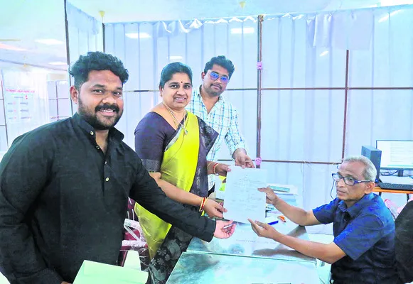 మున్సిపల్‌ బరిలో బత్తుల బలగం 
