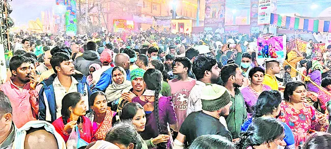 వీఐపీ లైన్‌లో సాధారణ భక్తులు