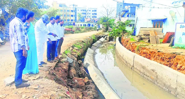 వారానికే కుప్పకూలిన డ్రెయినేజీ గోడ 