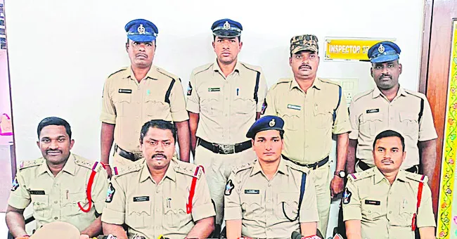 స్నేహితురాలి పథకం ప్రకారమే దోపిడీ 