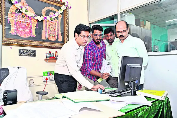 సబ్‌ రిజిస్ట్రార్‌ ఆఫీసులో ఆకస్మిక తనిఖీ 