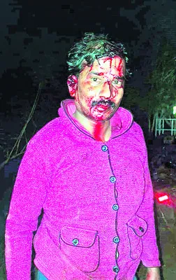 మూకుమ్మడిగా ఇద్దరిపై దాడి 