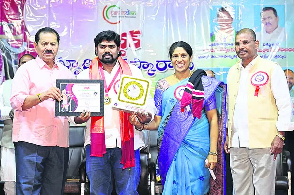 పేట వాసికి గద్దర్‌ స్ఫూర్తి పురస్కారం