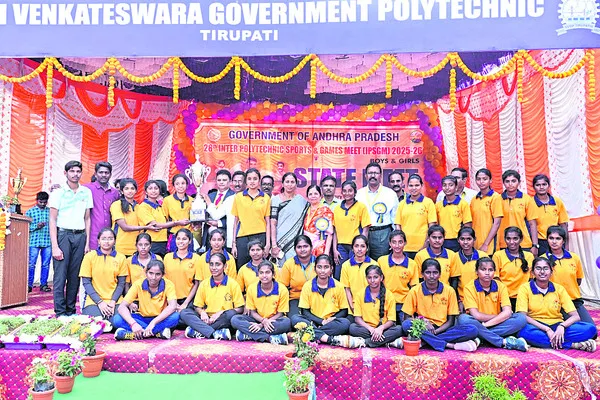 ఓవరాల్‌ చాంపియన్స్‌గా విశాఖ, కృష్ణా 