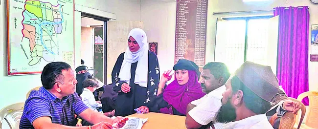 తహసీల్దార్‌ కార్యాలయమా.. టీడీపీ ఆఫీసా? 