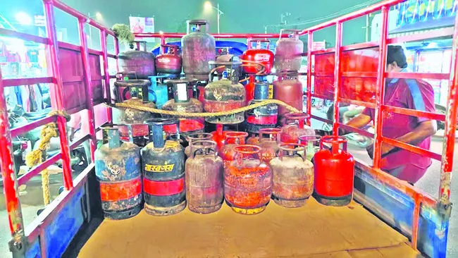 అక్రమ గ్యాస్‌ రీఫిల్లింగ్‌పై అధికారుల ఉక్కుపాదం