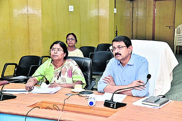 సంతృప్తికరమైన వైద్య సేవలు అందించాలి : కలెక్టర్‌ 