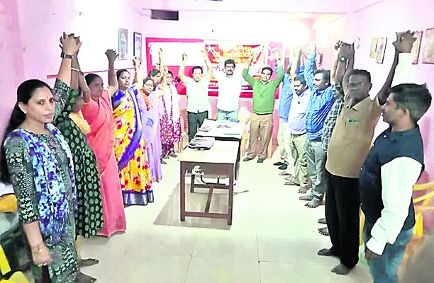 అక్రమ సస్పెన్షన్‌పై ఎస్‌డబ్ల్యూఎఫ్‌ ఆందోళన