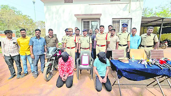 ఇద్దరు చైన్‌ స్నాచర్ల అరెస్టు 