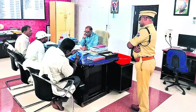 సూపర్‌ఫాస్ట్‌ రైళ్లు ఆపాలి