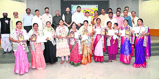 సావిత్రీబాయిని ఆదర్శంగా తీసుకోవాలి