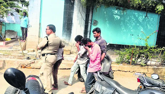 గంజాయి బ్యాచ్‌కు నడిరోడ్డుపై శిక్ష! 