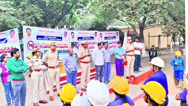 ట్రాఫిక్‌ నిబంధనలు పాటించాలి