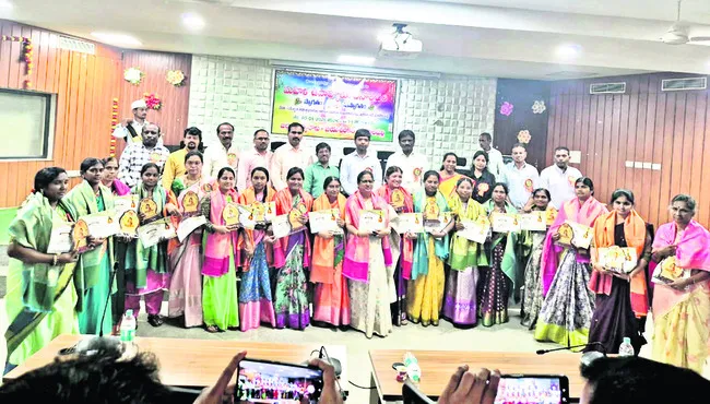 పూలే సేవలు చిరస్మరణీయం 