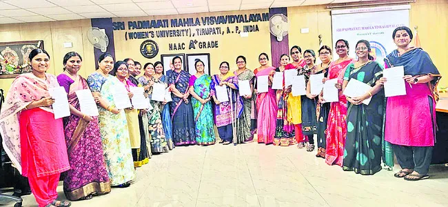 మహిళా వర్సిటీలో 23మందికి ఉద్యోగోన్నతి