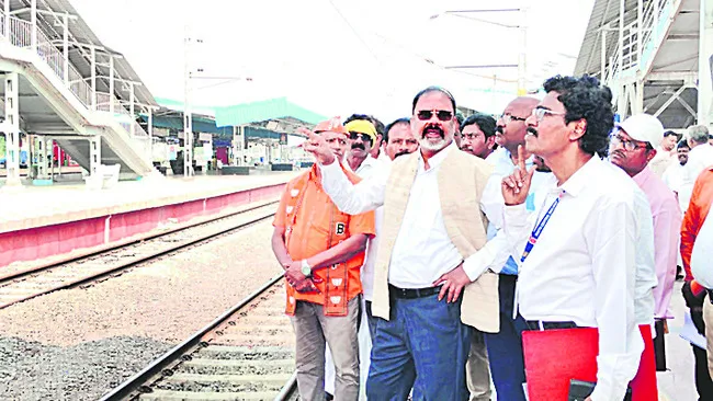 రైల్వేస్టేషన్‌లో అభివృద్ధి పనులు వేగవంతం చేయండి 