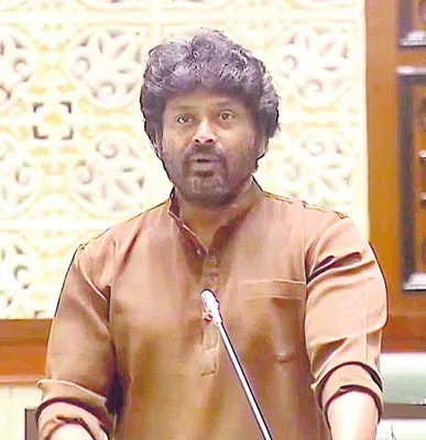 ఇళ్ల నిర్మాణానికి నిధులు మంజూరు చేయండి