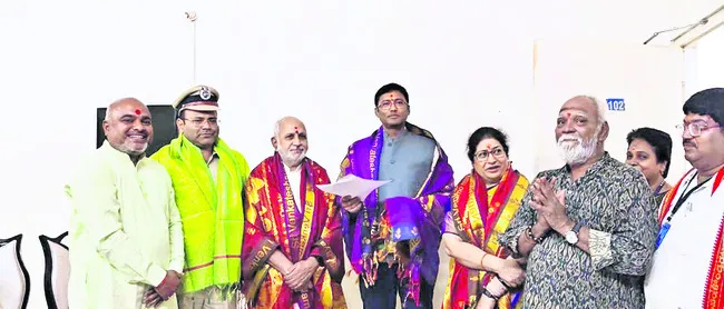 అర్చక ఉద్యోగుల సమస్యలు పరిష్కరించాలి 