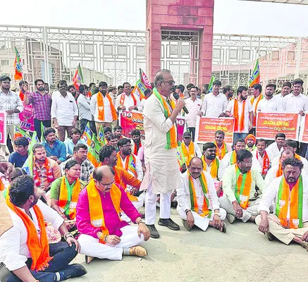 విద్యార్థుల జీవితాలతో చెలగాటం తగదు 