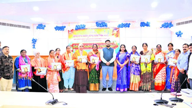 పూలేను ఆదర్శంగా తీసుకోవాలి