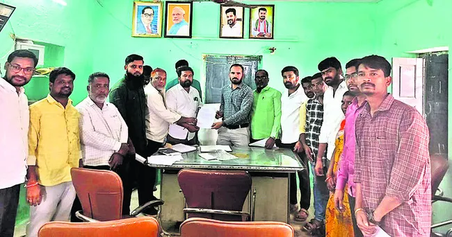 ఖనాపూర్‌లో బీఆర్‌ఎస్‌ ఫిర్యాదు
