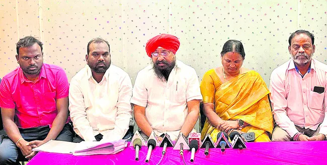 కలెక్టర్‌ గారు.. ఇలాగేనా జాబితా