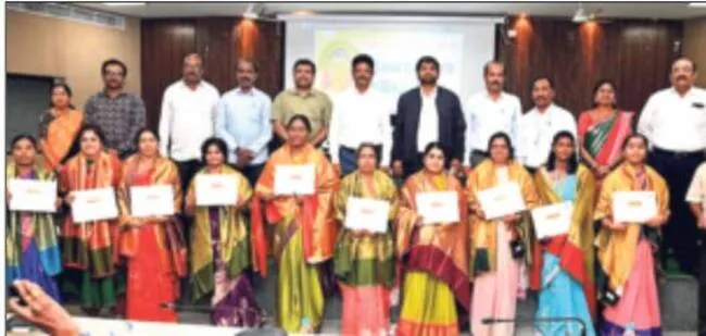 సావిత్రీబాయి పూలే సేవలు మరువలేనివి  
