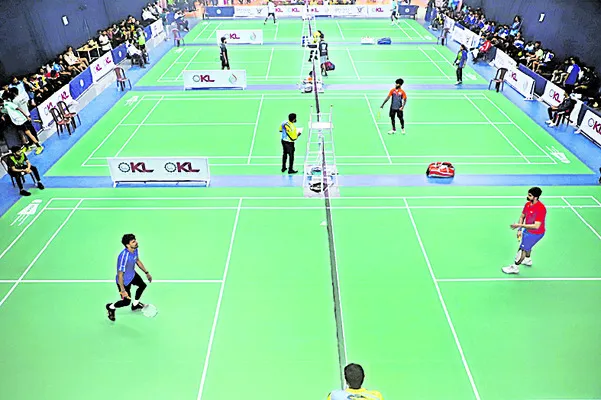 హోరాహోరీగా బ్యాడ్మింటన్‌ పోటీలు 