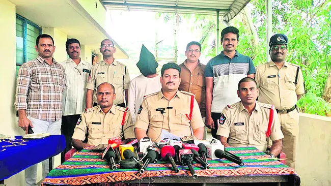 అంతర్‌ జిల్లాల దొంగ అరెస్ట్‌ 
