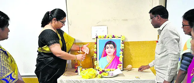 మహిళా విద్యకు సావిత్రీబాయి పూలే కృషి