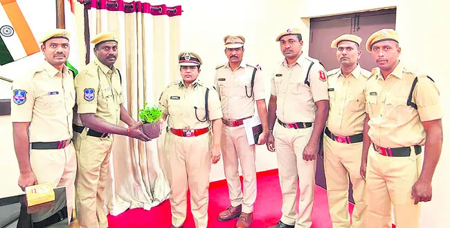 నిబద్ధతతో విధులు నిర్వహించాలి
