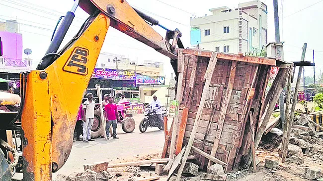 వాజ్‌పేయి విగ్రహ ఏర్పాటు పనుల అడ్డగింత