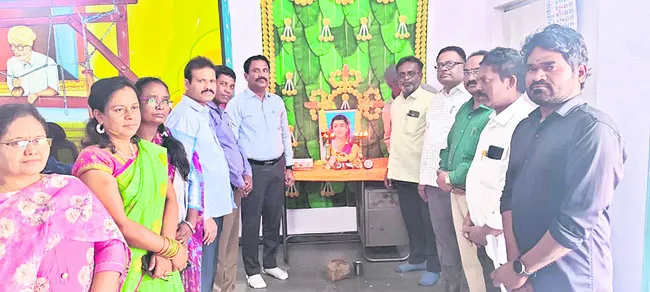 సావిత్రిబాయి స్ఫూర్తితో ముందుకు సాగాలి 
