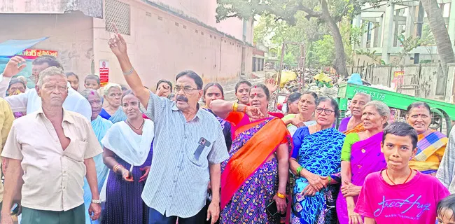 మళ్లీ రోడ్డెక్కిన చెత్త సమస్య 